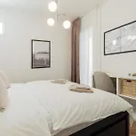 Apartment Bliss, Right In The Center With 1 Free Parking Spot *