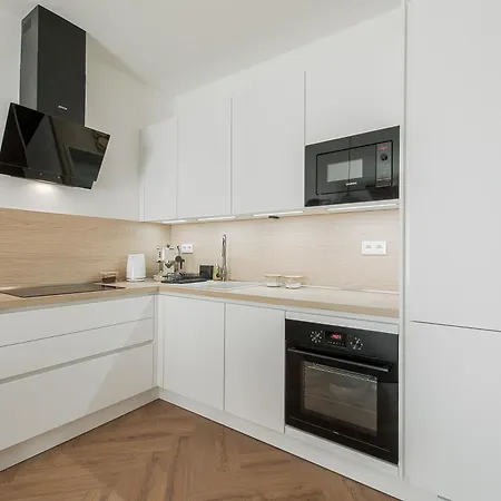 Bliss, Right In The Center With 1 Free Parking Spot