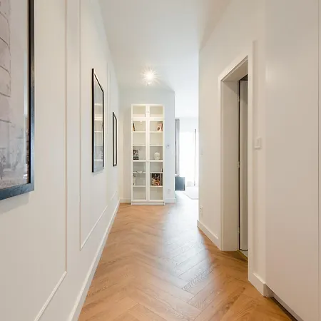 Bliss, Right In The Center With 1 Free Parking Spot *