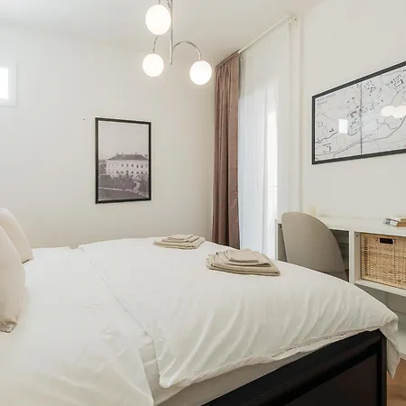 Apartment Bliss, Right In The Center With 1 Free Parking Spot *