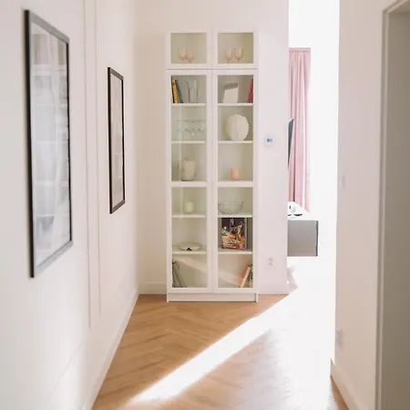 Bliss, Right In The Center With 1 Free Parking Spot Apartment *